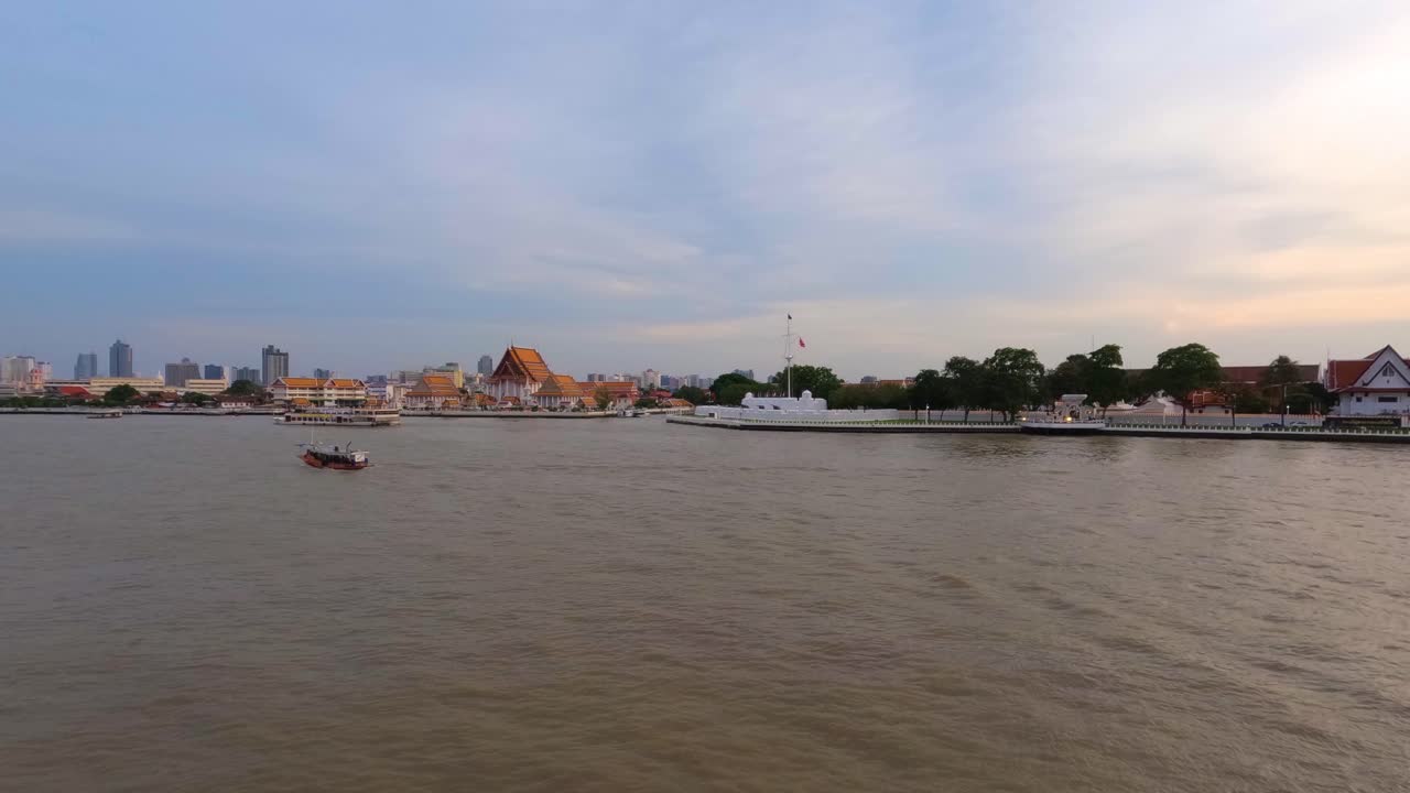 Cảnh chùa Phật giáo Wat Kalayanamit Woramahawihan bên sông Chao Phraya vào buổi tối lúc hoàng hôn, Bangkok, Thái Lan