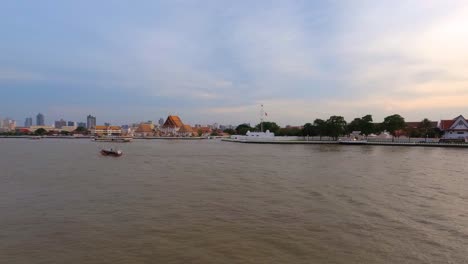 vista del templo budista wat kalayanamit woramahawihan junto al río chao phraya en la tarde al atardecer, bangkok, tailandia