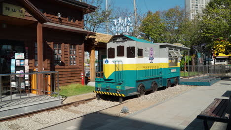 Estatuas-De-Niños-En-Varias-Posiciones-Cerca-De-Las-Vías-Del-Tren-En-La-Ciudad-Ferroviaria-De-Gyeongamdong---Punto-De-Vista-Del-Viajero-Caminando