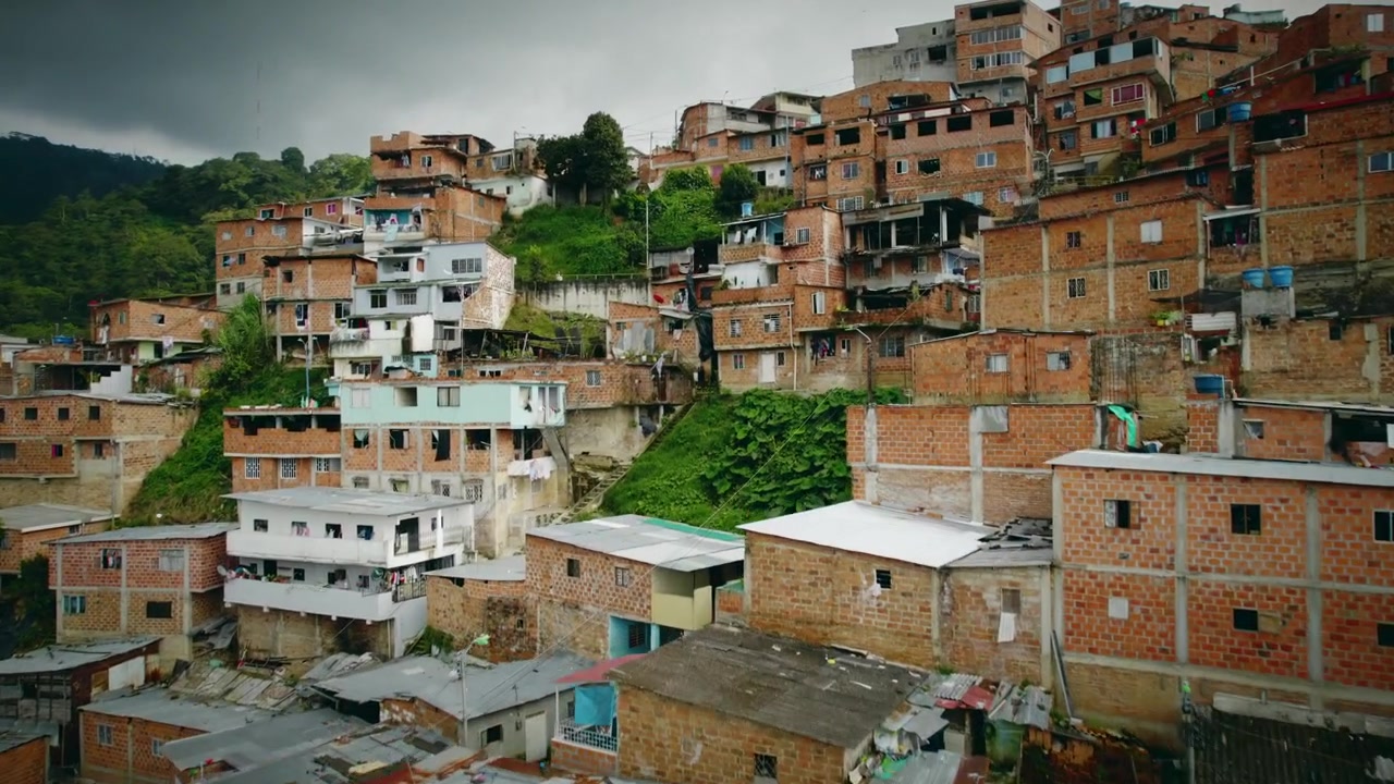 Case che salgono sul fianco di una montagna situata in Colombia, Sud America.