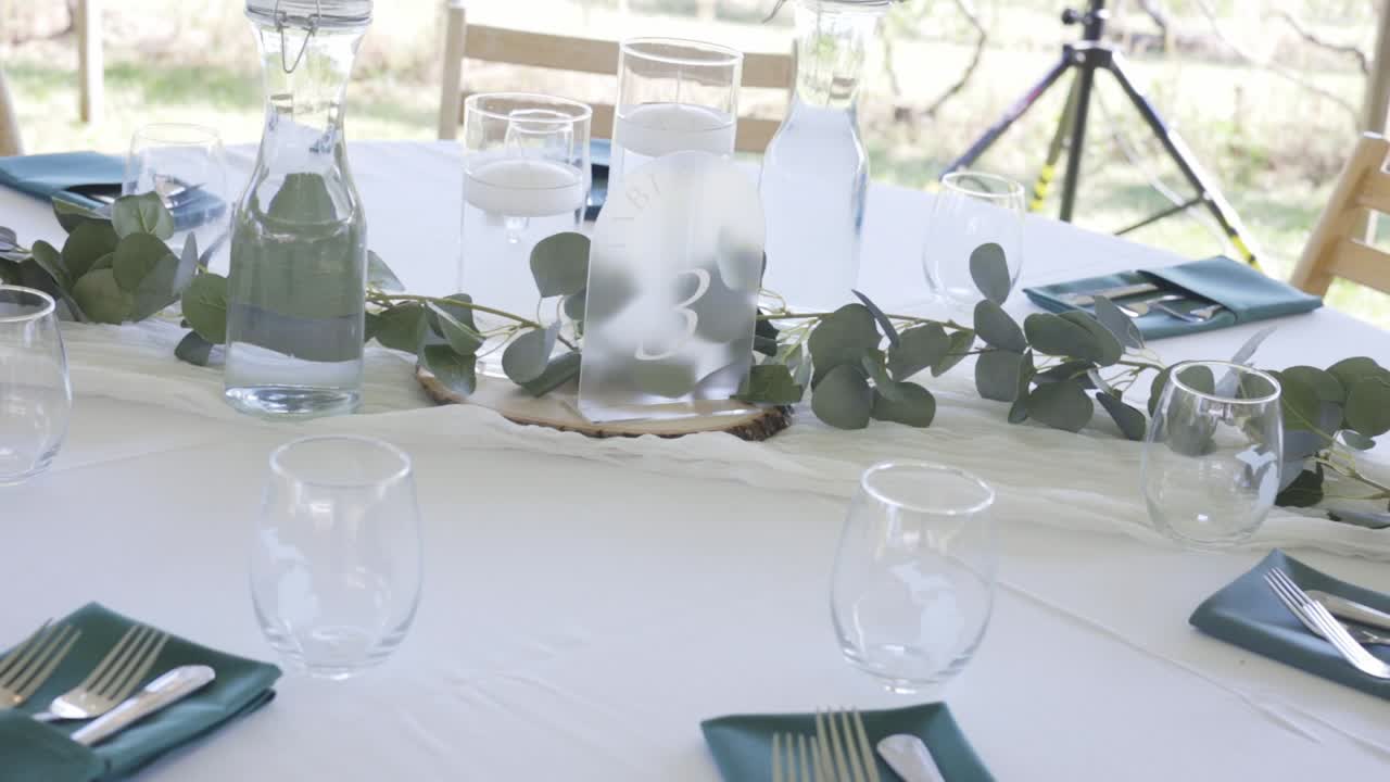 configuración de la mesa de bodas con servilletes