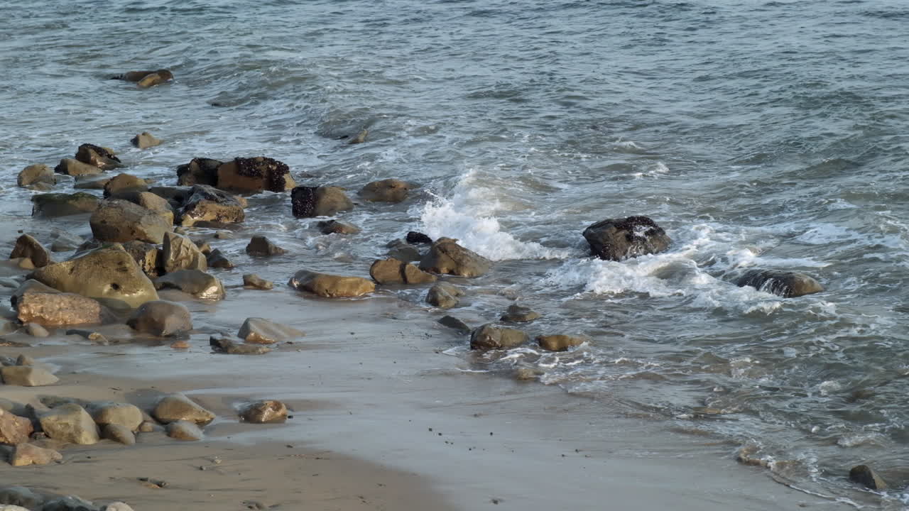 recordando la costa rocosa y áspera de big rock beach malibu en california