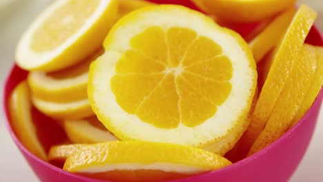 rebanadas de limas dulces en un tazón
