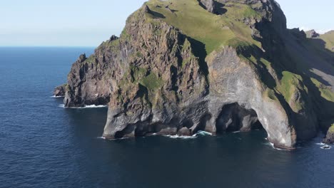 impresionante acantilado de formación rocosa en la costa de la isla vestmannaeyjar, antena