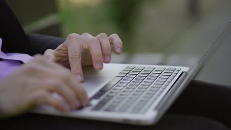 Männliche-Hände-Tippen-Auf-Der-Tastatur-Des-Laptops