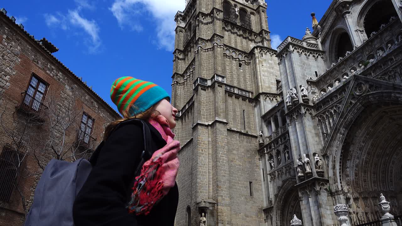 La turista osserva la Cattedrale Primaziale di Santa Maria di Toledo. Spagna. Riprese della cattedrale.