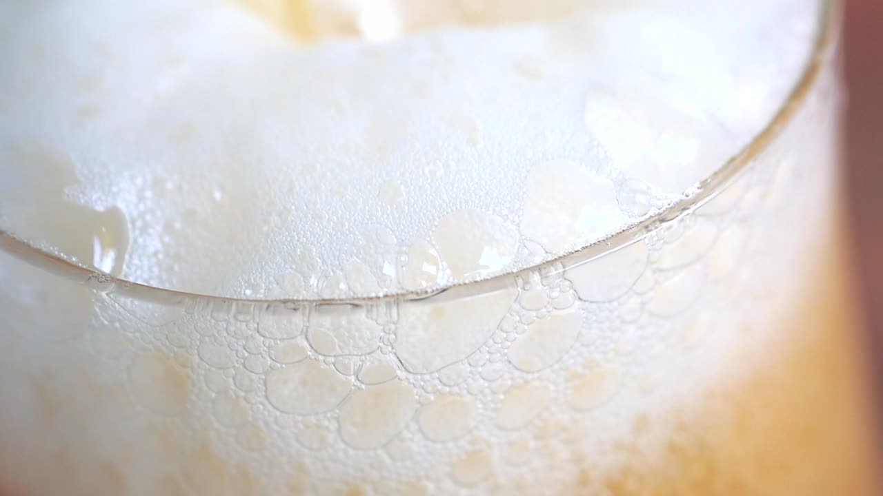 맥주의 상세한 슈퍼 슬로우 모션 영상