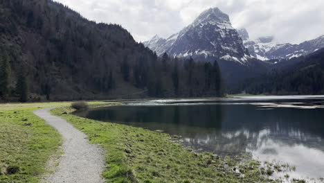 reflejo del paisaje en el agua