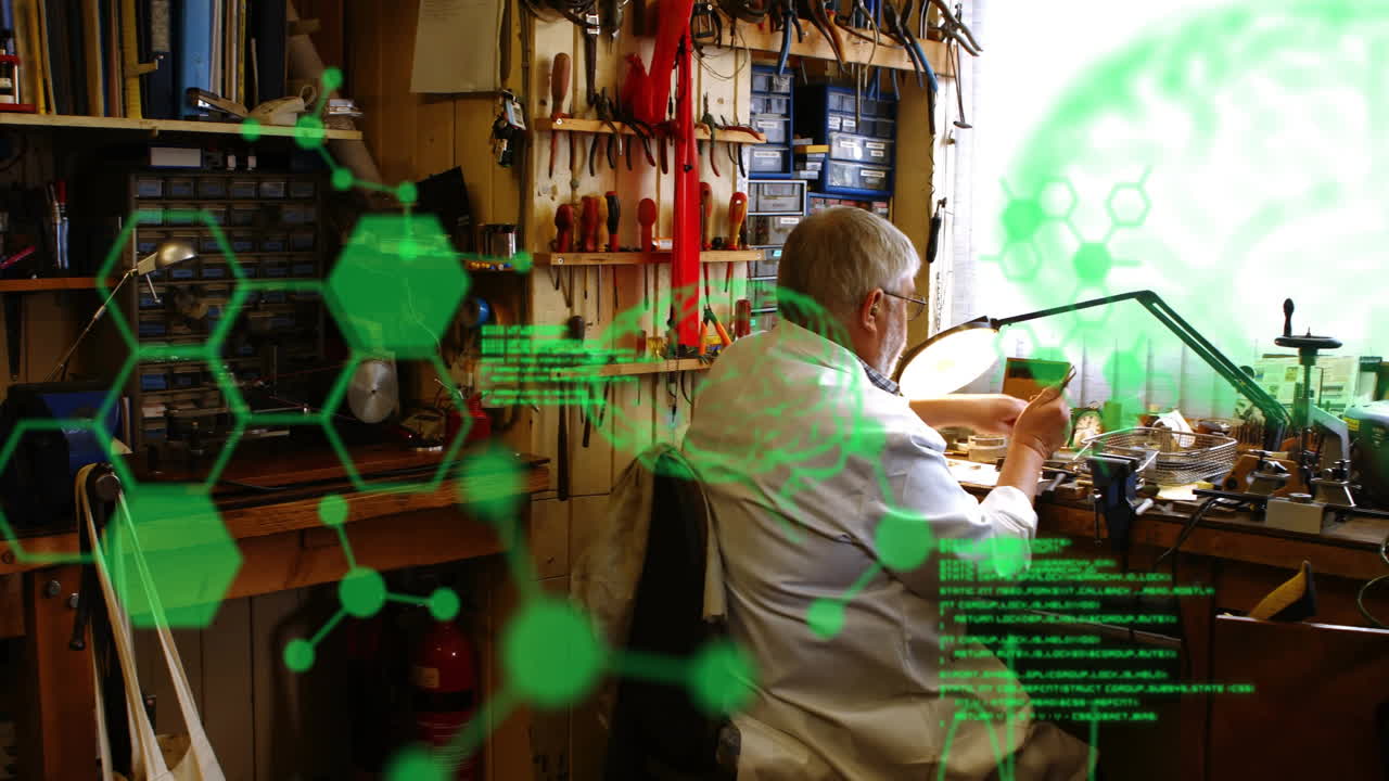 요소 다이어그램의 애니메이션 및 데이터 처리가 책상에서 일하는 고위 백인 장인