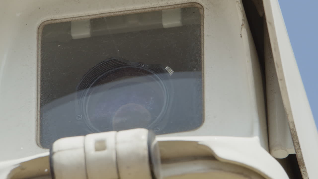 보호 하우징 내의 cctv 감시 카메라 렌즈