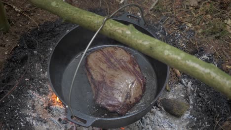 Zeitlupenkochen-Von-Rindfleisch-Im-Wald-Mit-Primitivem-Aufbau,-Kreisförmiger-Bewegung