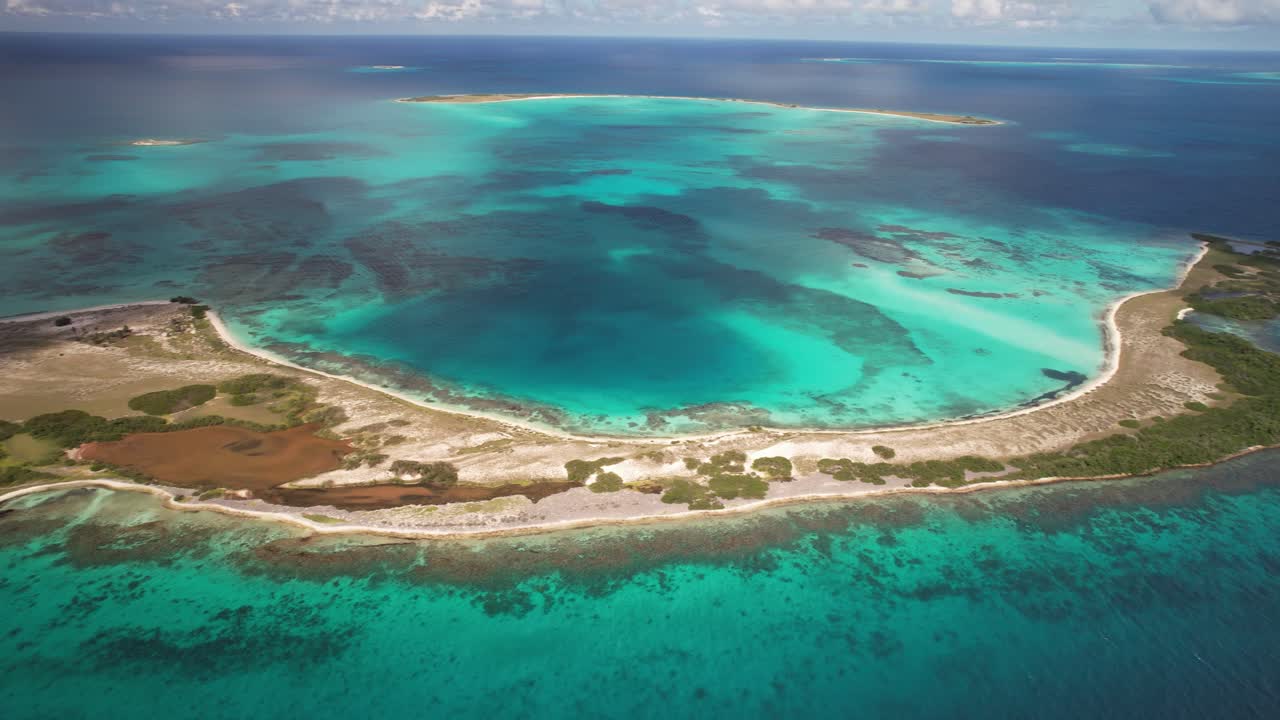 el archipiélago de los rocas en venezuela muestra aguas turquesas cristalinas e islas arenosas, vista aérea
