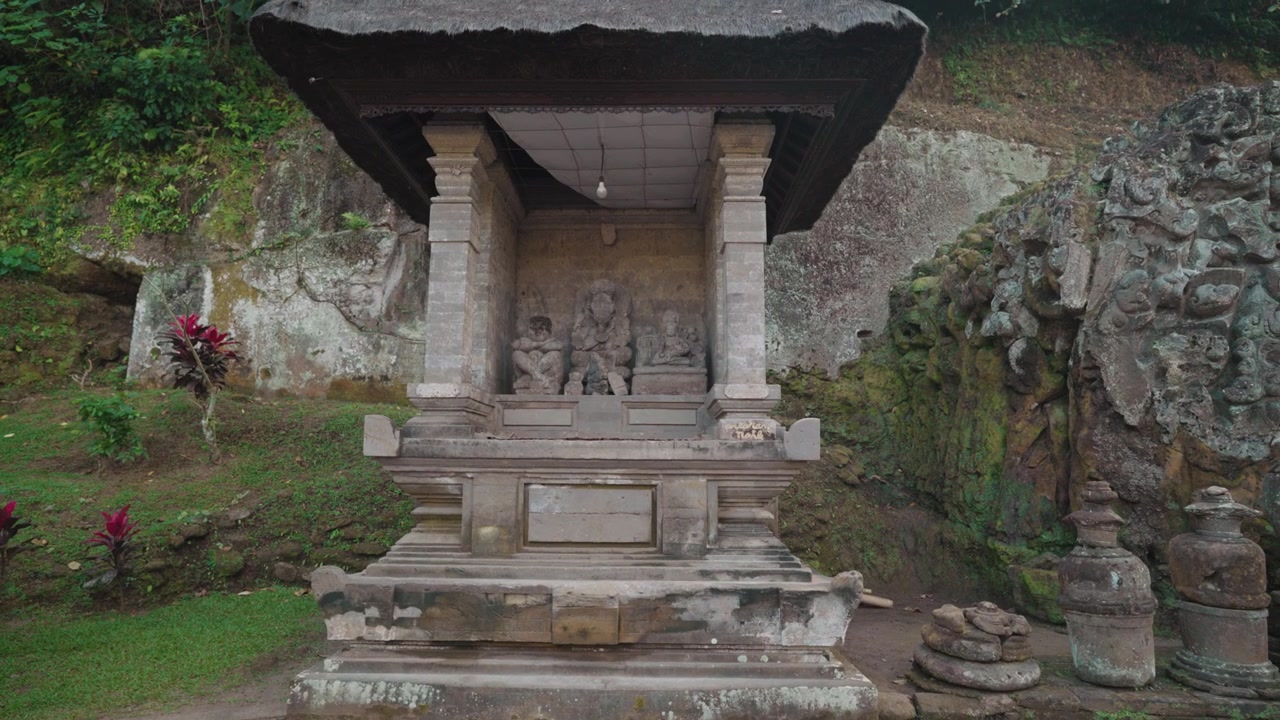 Gammel stenhelligdom ved Gunung Kawi-templet på Bali