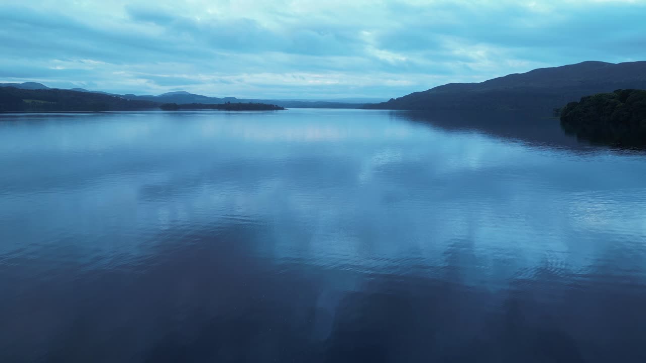 어두워질 때 lough gill 위의 화려한 항공