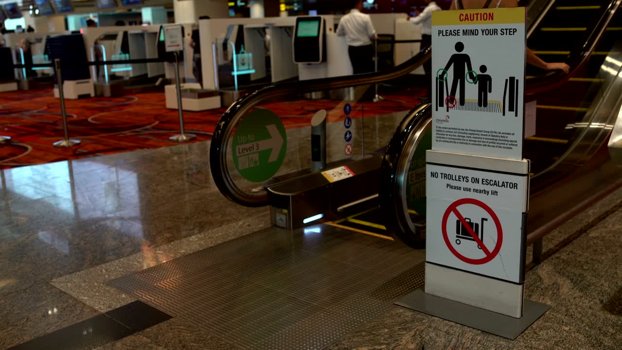 사람들이 에스컬레이터로 올라갑니다.