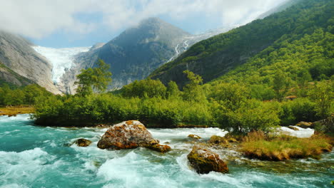 Briksdal-Gletscher-Mit-Einem-Bergfluss-Im-Vordergrund-Die-Erstaunliche-Natur-Norwegens-4k-10-Bit-Video