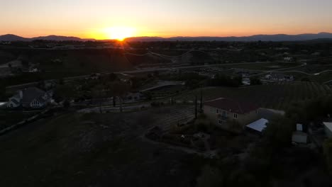 Vista-Aérea-De-La-Luz-Del-Sol-Del-Atardecer-Sobre-Las-Casas-Y-Edificios-De-La-Ciudad-De-Temecula,-California,-Ee.uu.