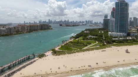 la playa de miami tiene un hiperlapso aéreo.