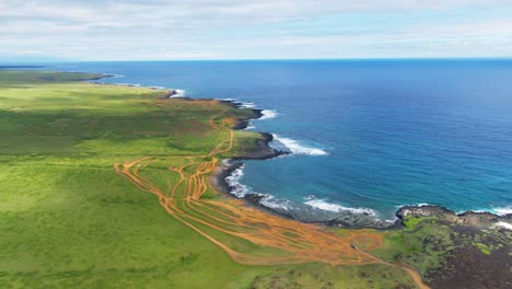 aerial de la playa de arena verde de papakōlea por avión no tripulado en la gran isla de hawai, estados unidos