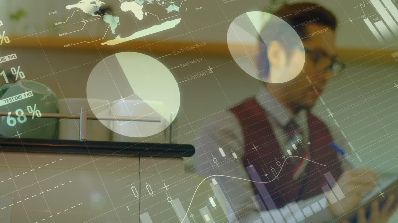 animación de estadísticas y datos sobre empresario biracial que usa un cuaderno en la oficina