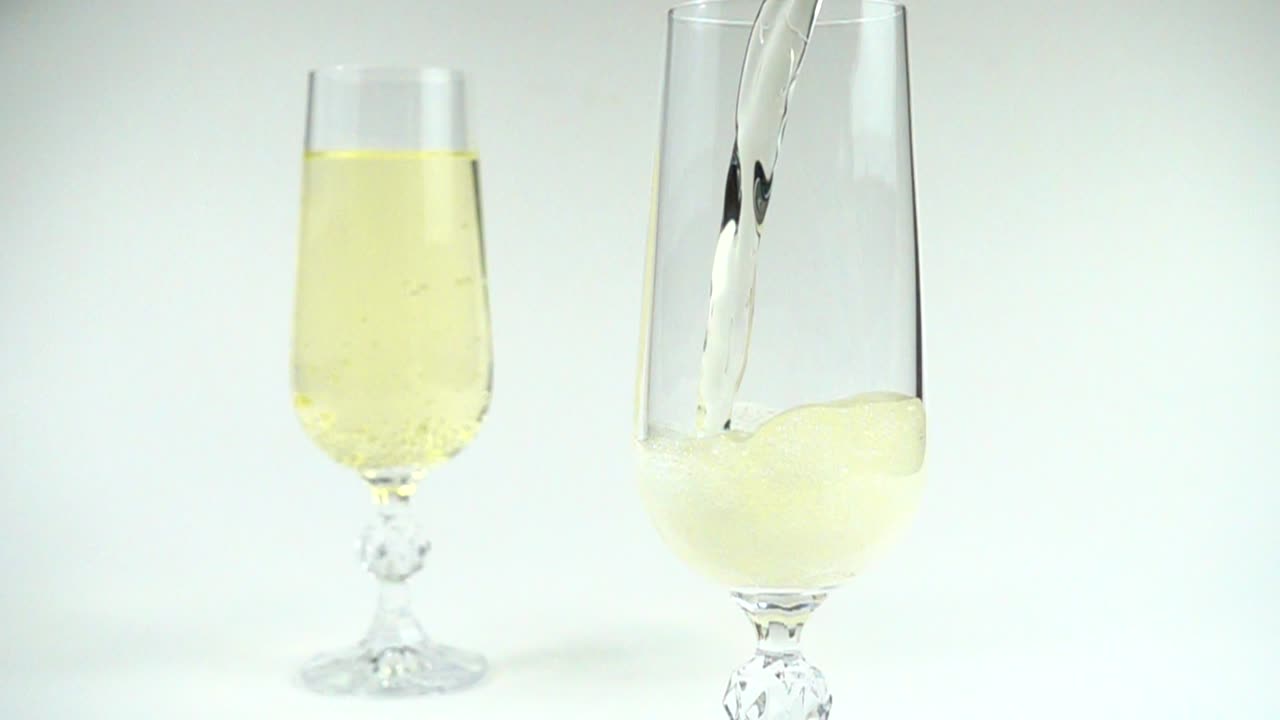 Champagne versato in un bicchiere. Movimento rallentato