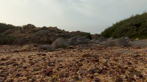 Luftdrohne,-Die-Abfliegt,-Um-Zu-Fliegen,-Mit-Burgruine-Und-Meer-Im-Hintergrund