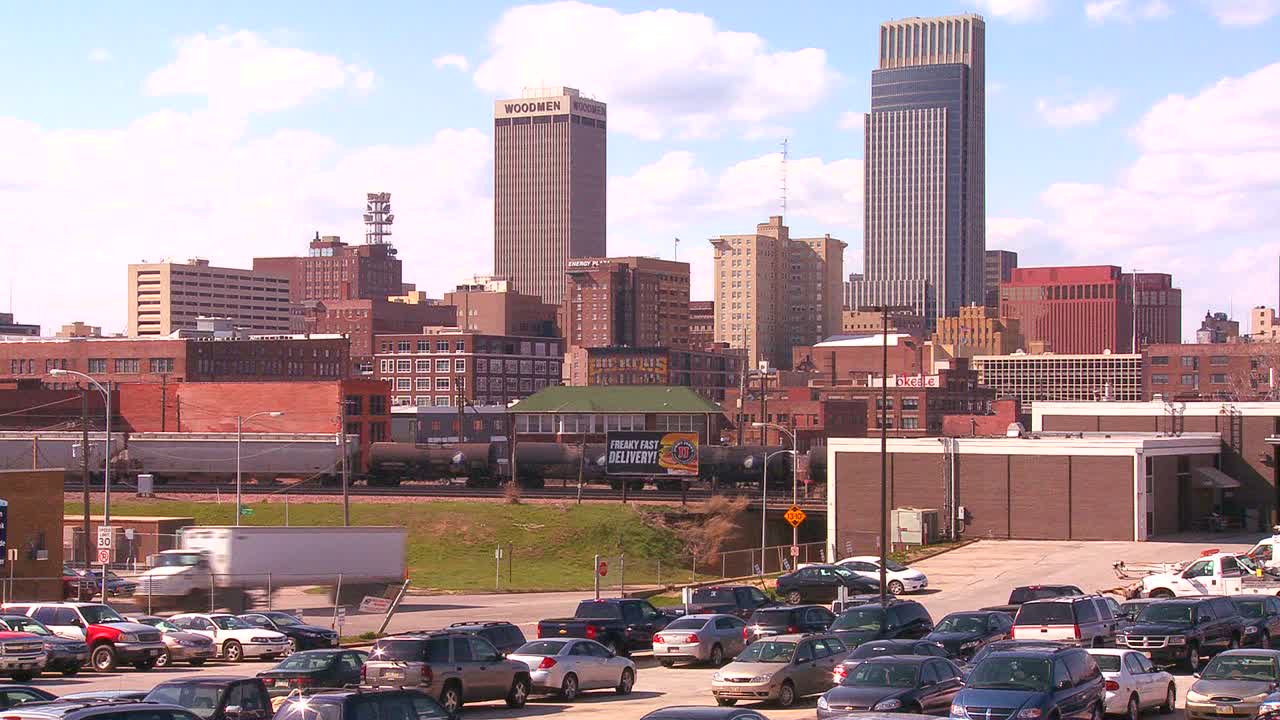 화물 전경을 이동하는 기차와 트럭이 있는 오마하 네브래스카 스카이라인