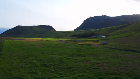 Graslandschaft-Mit-Bergen-Im-Hintergrund-In-Der-Nähe-Des-Seljavallalaug-Schwimmbads,-Südisland