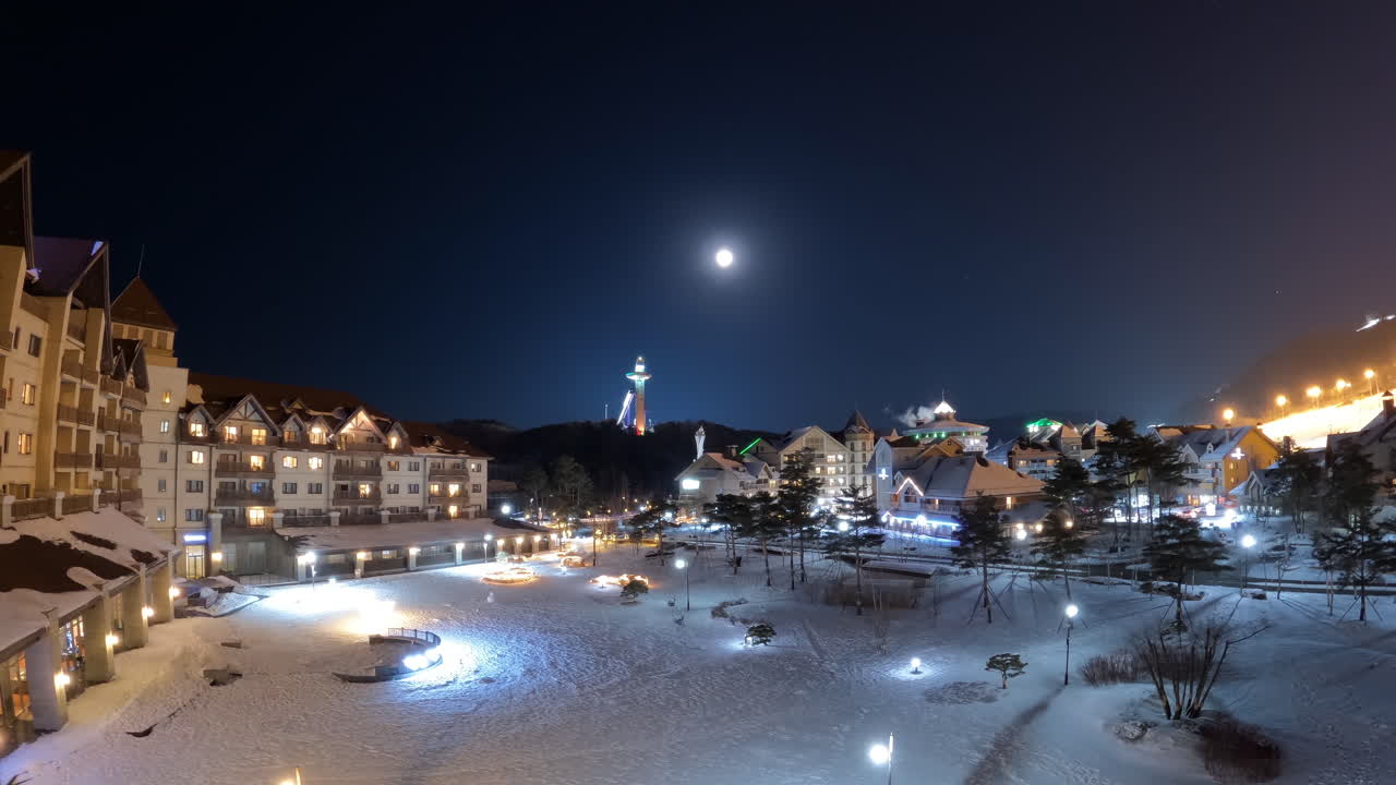 hotel intercontinental y aldea olímpica de invierno iluminada a la luz de la luna en el complejo alpensia pyeongchang, lapso de tiempo nocturno