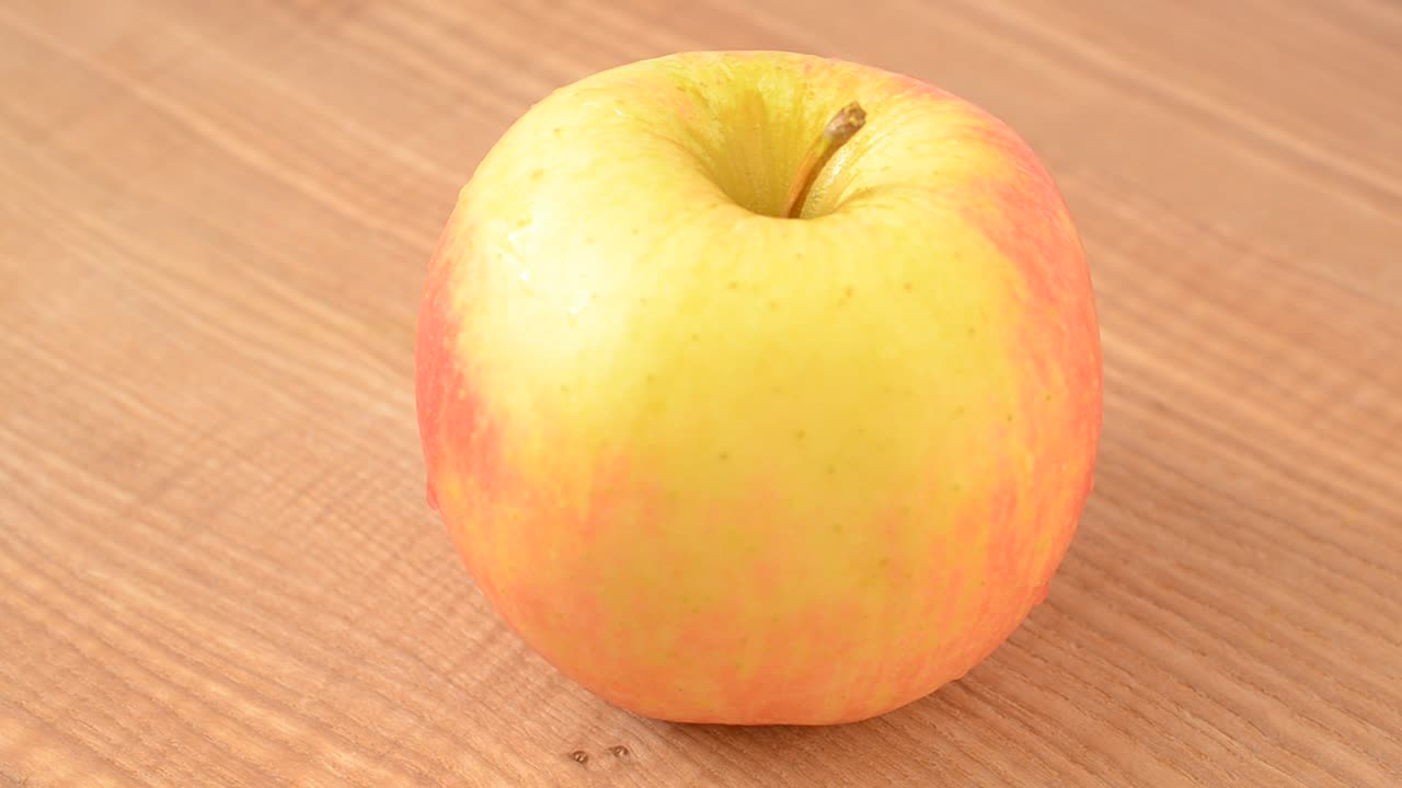 Æble på et bræt. Optagelse i bevægelse