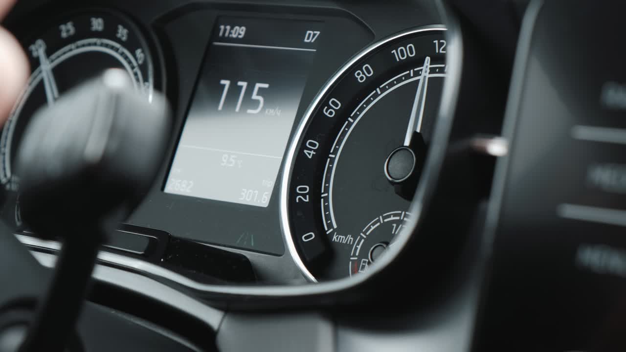 el velocímetro digital del coche muestra una conducción alta por encima de la velocidad