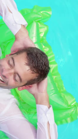 hombre de negocios acostado en lilo