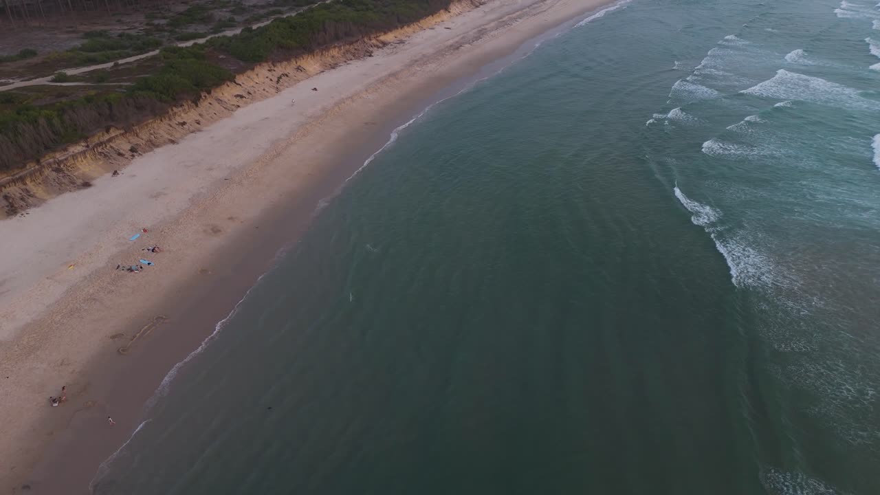 부드러운 파도가 모래 해안을 씻어내는 포르투갈 상페드루오바르에 있는 마세다 해변의 항공 사진이에요