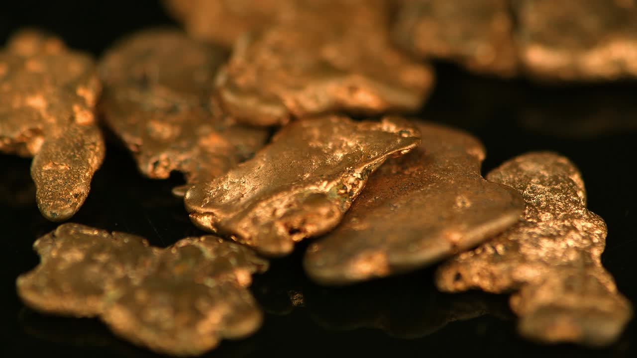 회전하는 금 조각 (근접 영상; 선택적 초점)