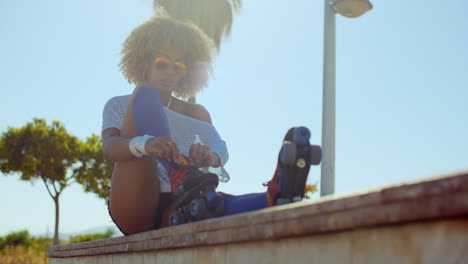 girl puting her roller skates