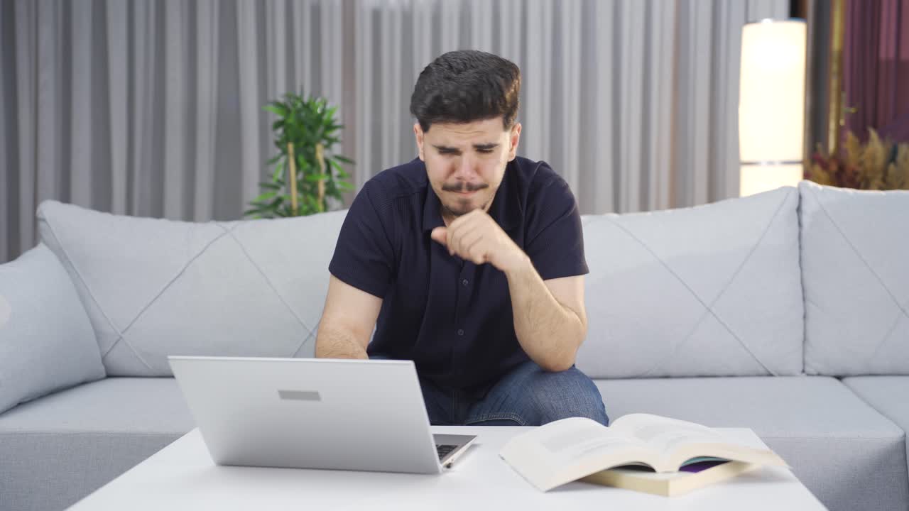 un joven enfermo estornudando.