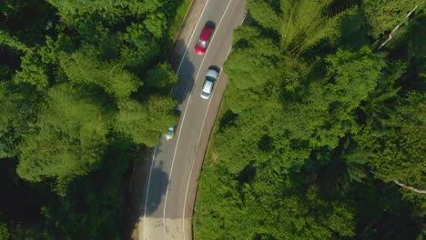 Vogelperspektive-Des-Autos-Auf-Der-Kurvenreichen-Straße-Den-Hügel-Hinauf