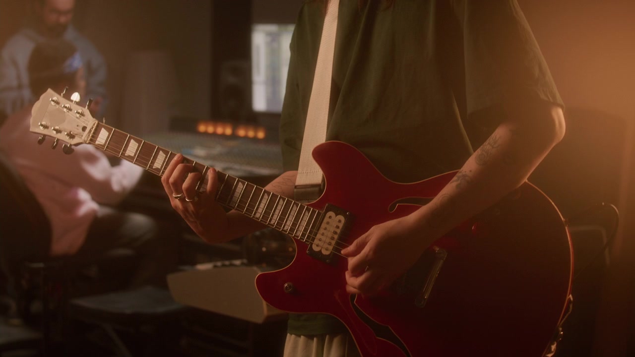 Kayıt Stüdyosunda Kırmızı Elektro Gitar Çalan Müzisyenin Yakın Çekimi