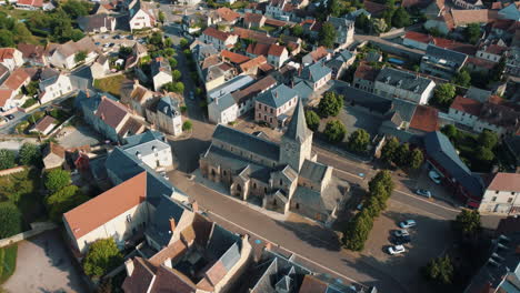 luftansicht einer charmanten französischen stadt mit einer historischen kirche