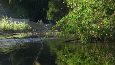 Fließender-Flusssee-Mit-Trümmern-Darin