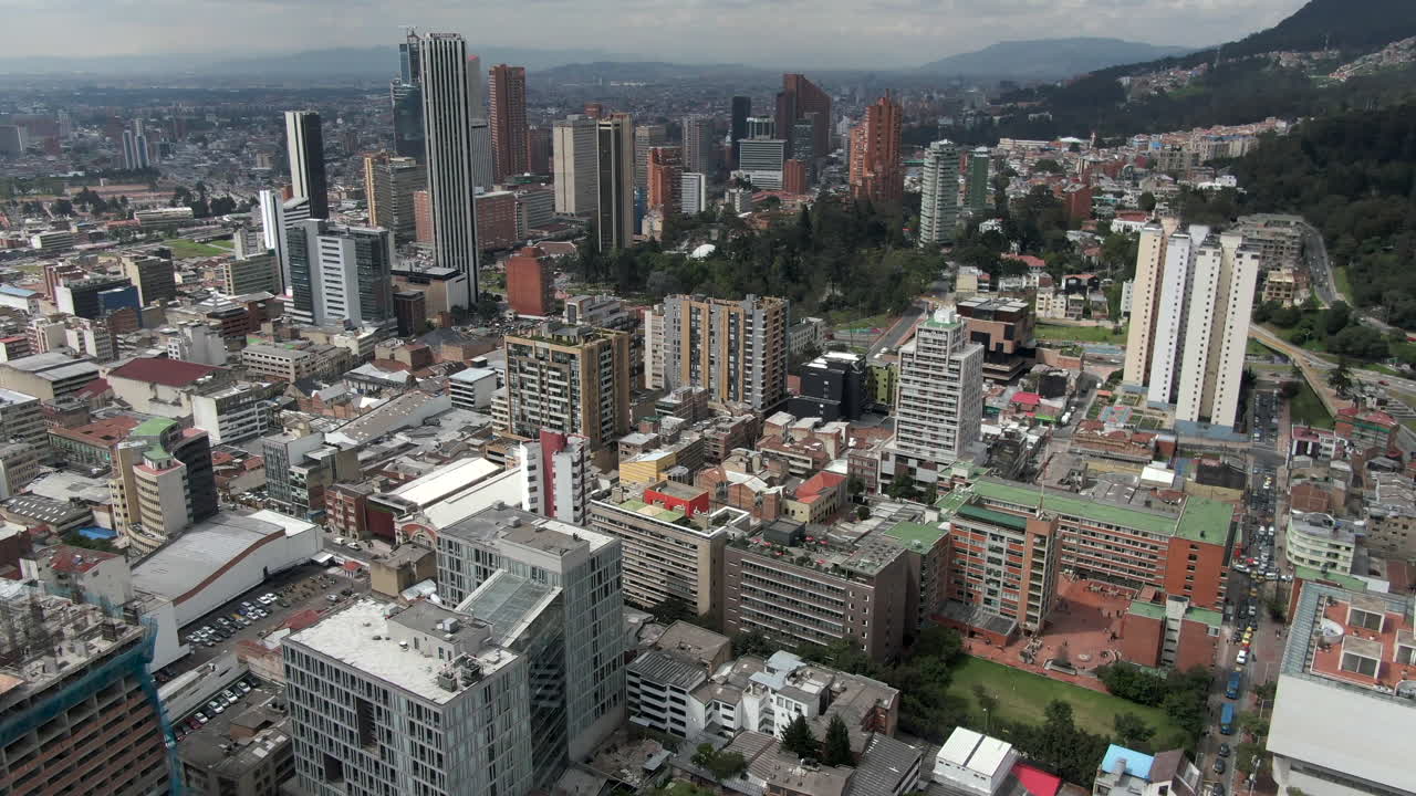 Lot dronem nad miastem Bogota.