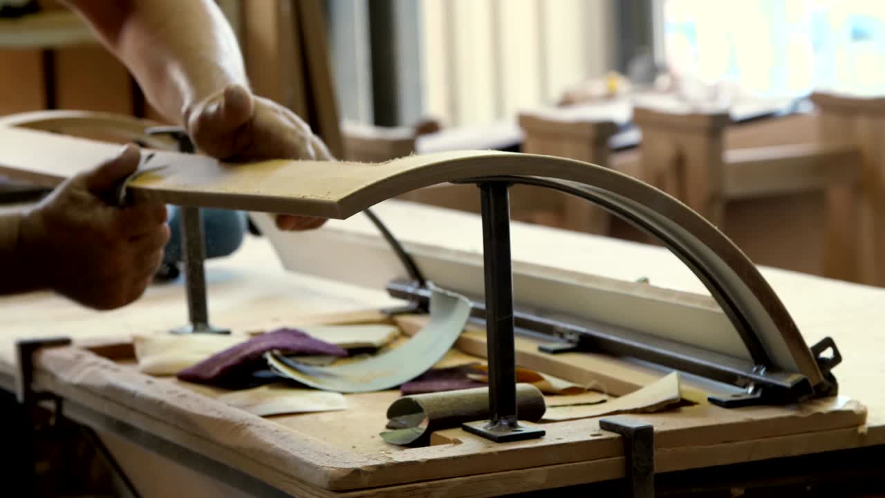 primer plano. trabajos de carpintería profesional para la producción de muebles utilizando instrumentos