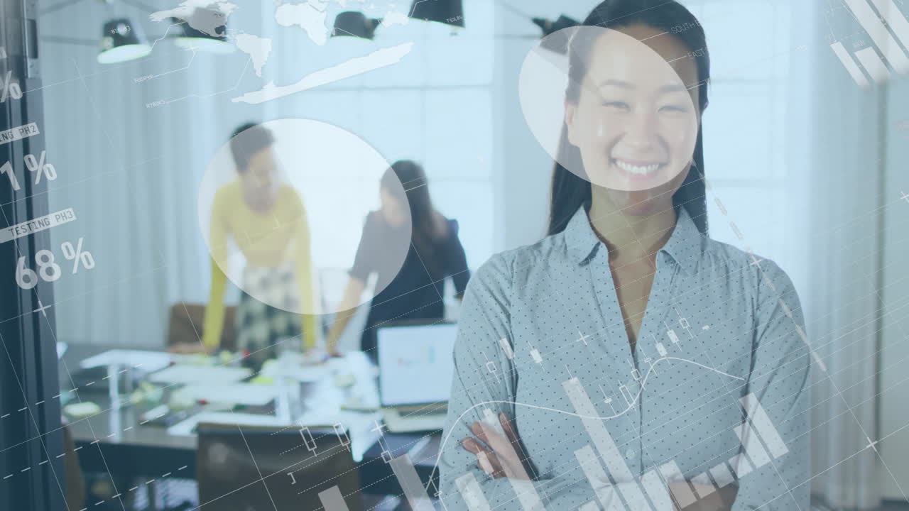 사무실에 있는 아시아 사업가 여성에 대한 금융 데이터 처리 애니메이션