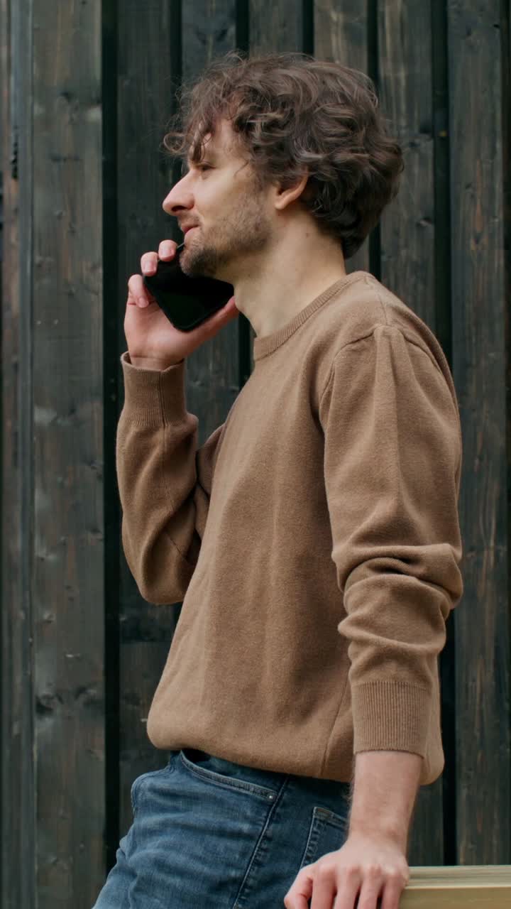 밖에서 전화로 얘기하는 남자