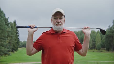 hombre mayor sosteniendo un club de golf