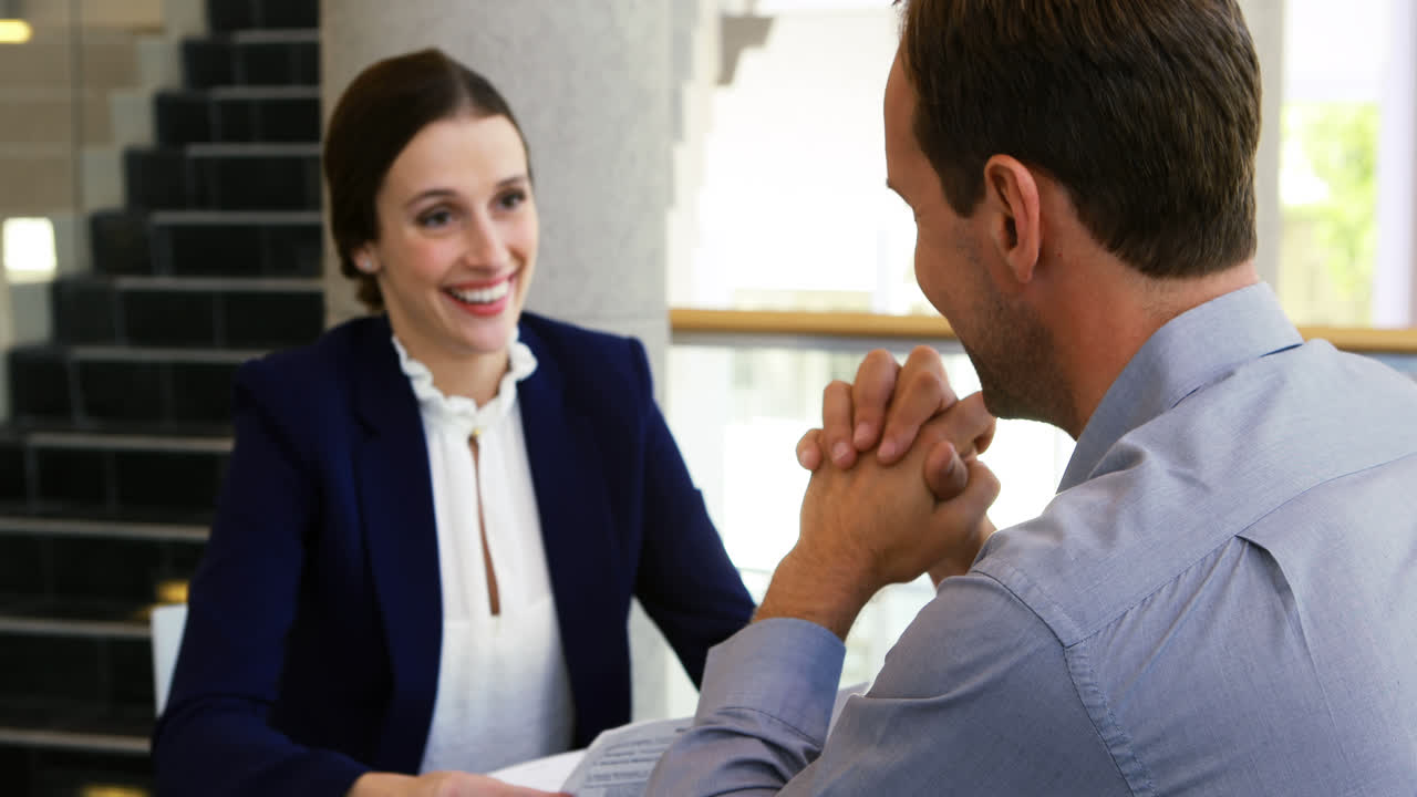 ejecutivos discutiendo entre sí en el centro de conferencias 4k