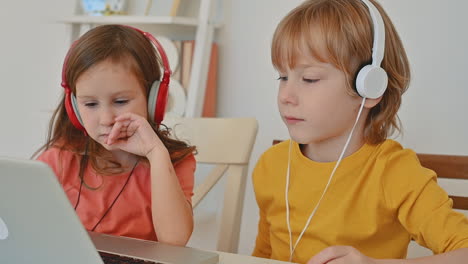 Kleiner-Junge-Und-Mädchen-Mit-Einem-Laptop-Zu-Hause