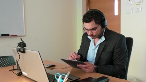 virtual brainstorming: man capturing ideas
