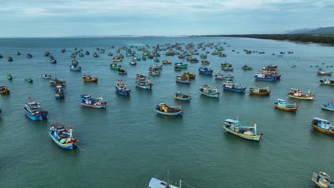 vista de aviones no tripulados de cientos de barcos de pesca clavados en la playa de la gan de tien thuan, vietnam central
