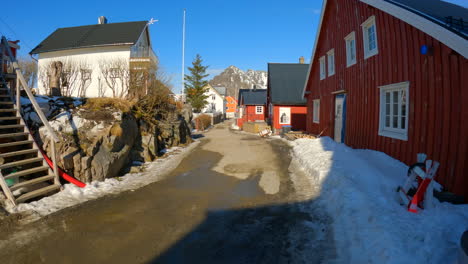 tiro estático de la calle vacía en henningsvaer isla lofoten, día soleado, escandinavia